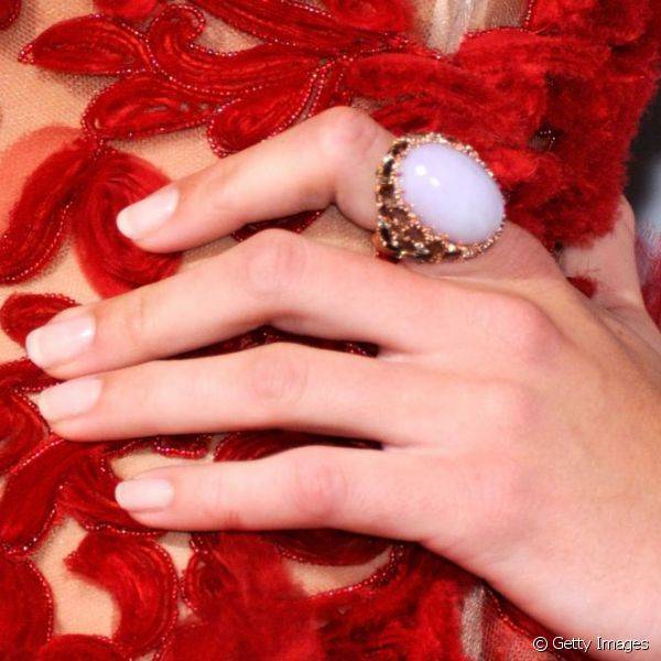 Quando é usado com roupas chamativas como o vestido vermelho da CinamaCon 2011, o nude tem a função de dar uma apagada nas mãos para voltar toda a atenção para o look